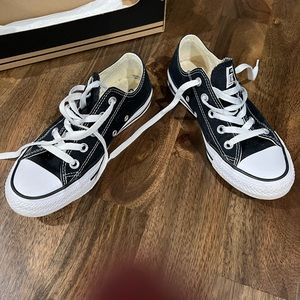 Converse sneakers size 6
